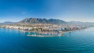 ViVi Real Estate: Een luchtfoto van de stad Marbella, Spanje, met haar landschappelijke schoonheid en architectonische wonderen.
