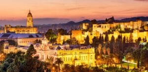 ViVi Real Estate: De stad Granada biedt bij zonsondergang een adembenemend uitzicht op de levendige skyline en het betoverende Alhambra-paleis.