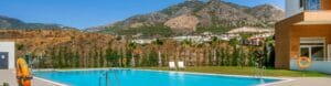 ViVi Real Estate: Una piscina frente a una casa con las montañas de fondo, perfecta para unas vacaciones en el Higuerón.