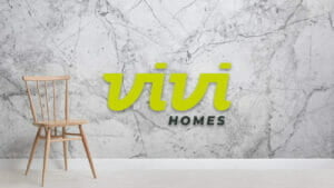ViVi Real Estate: Logotipo de Vivi Homes ante una pared de MÁRMOL en Marbella.