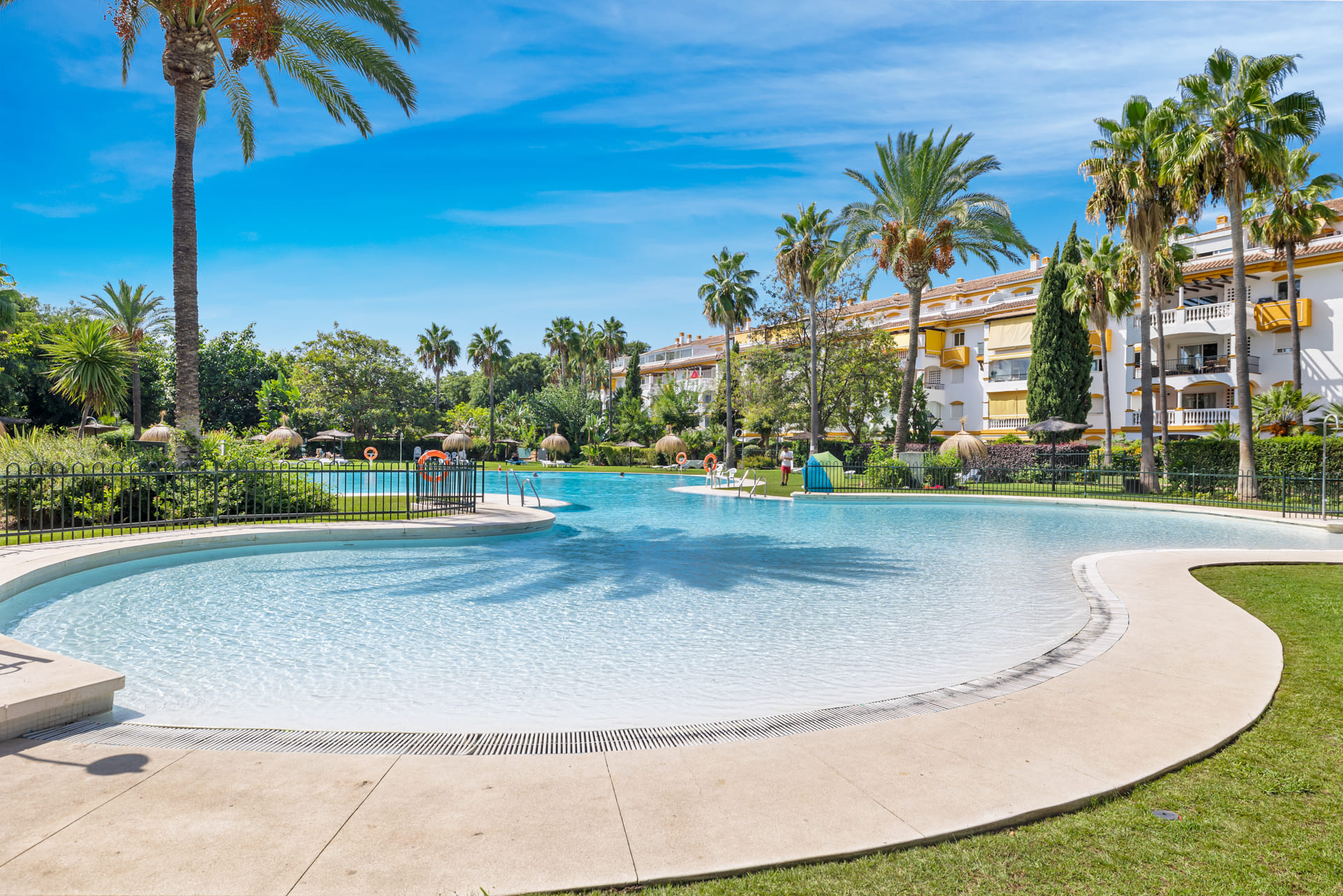 VIVI REAL ESTATE: Spectaculaire villa te koop in Marbella met panoramisch zeezicht.