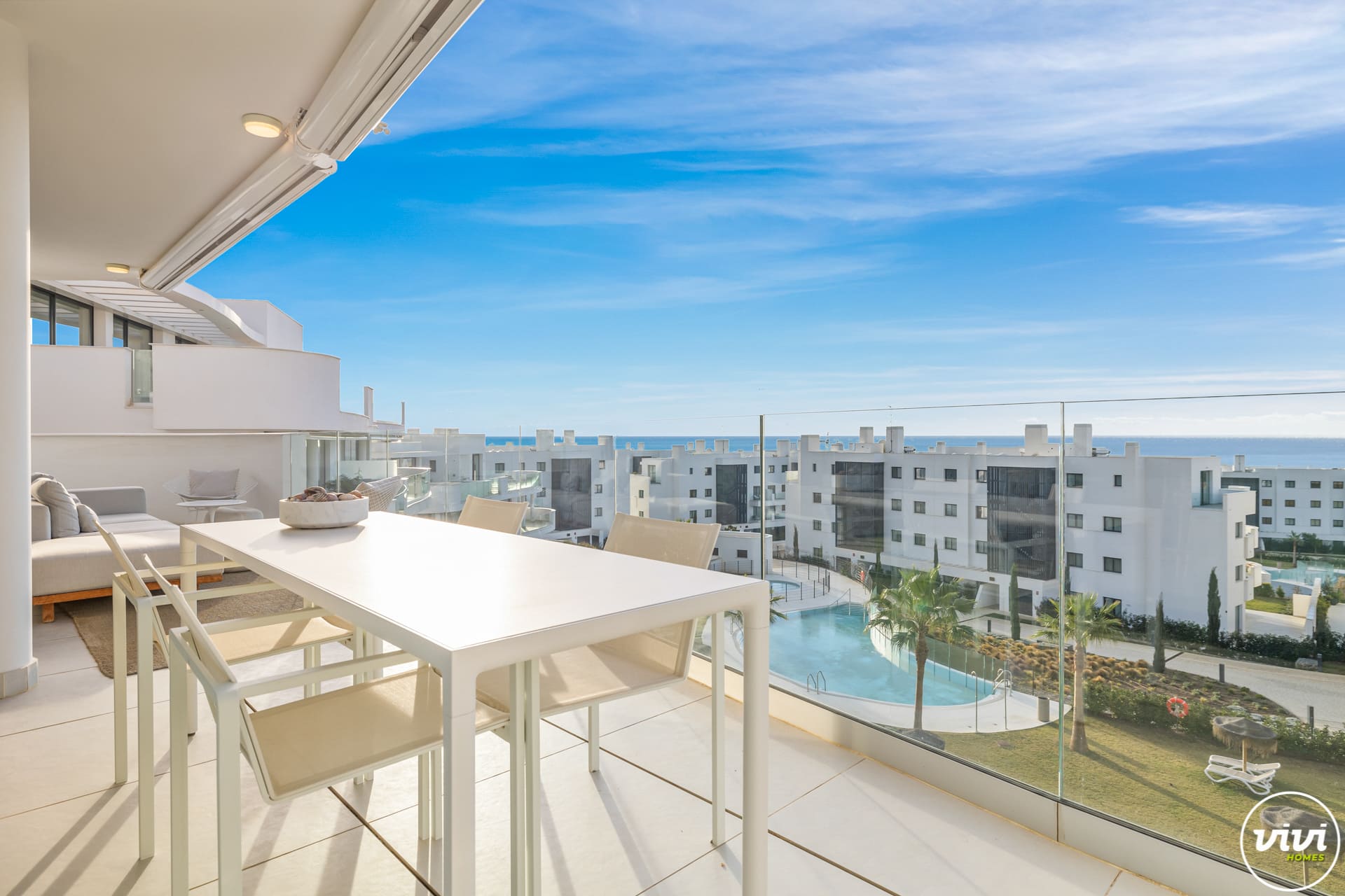 ViVi Real Estate: Eine moderne Wohnung im mittleren Stockwerk mit einem Balkon mit Blick auf das Meer.